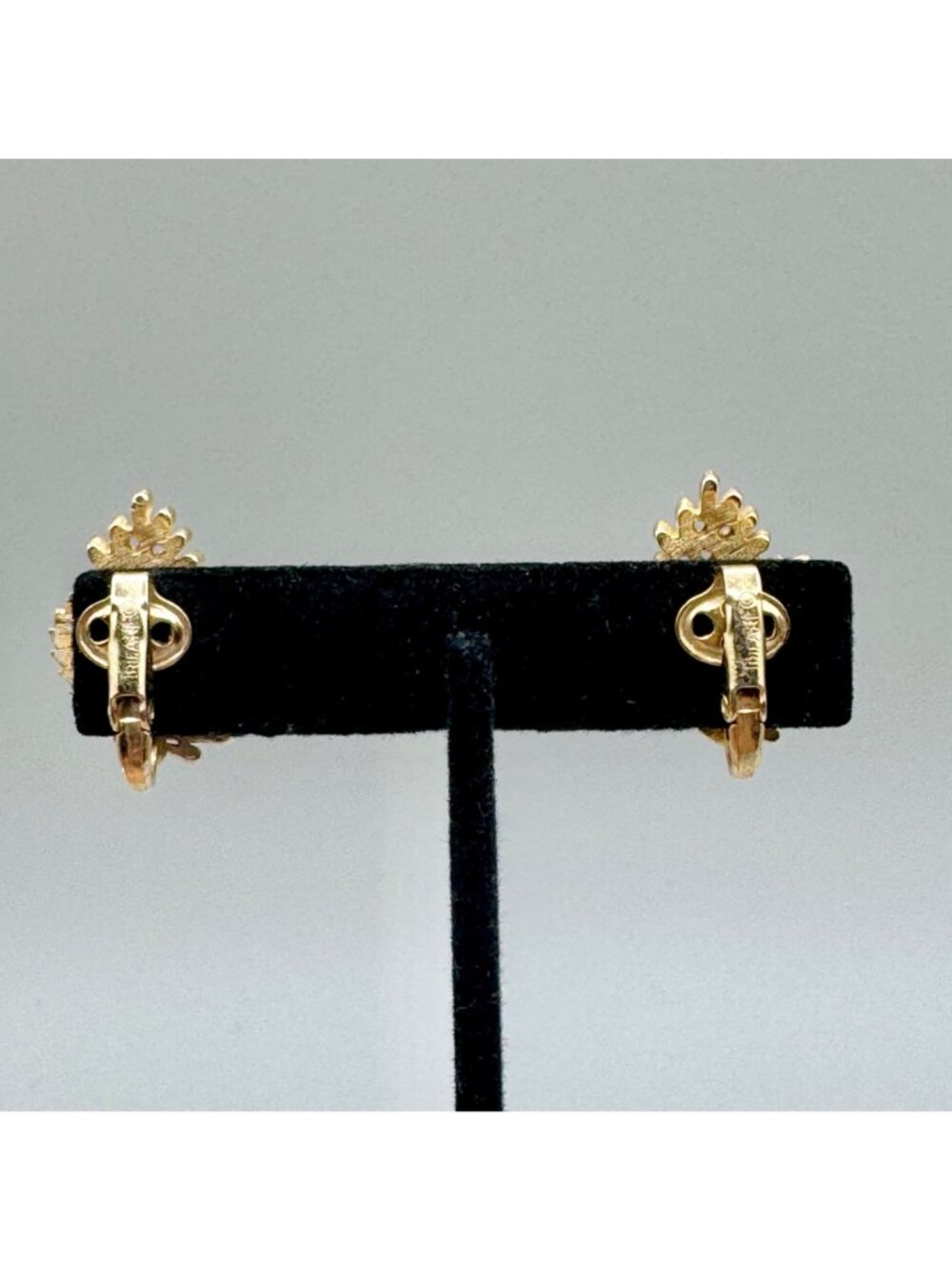 Vintage Crown Trifari Leaf or Holly and Berry Earrings Gold Tone Clip On Retro - Picture 6 of 9